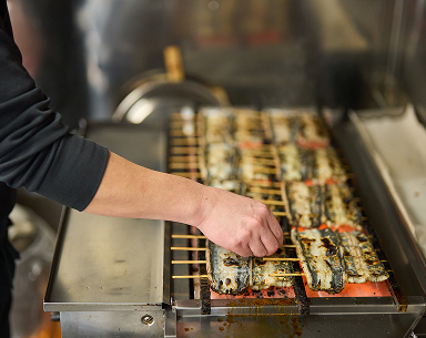 うなぎを焼く