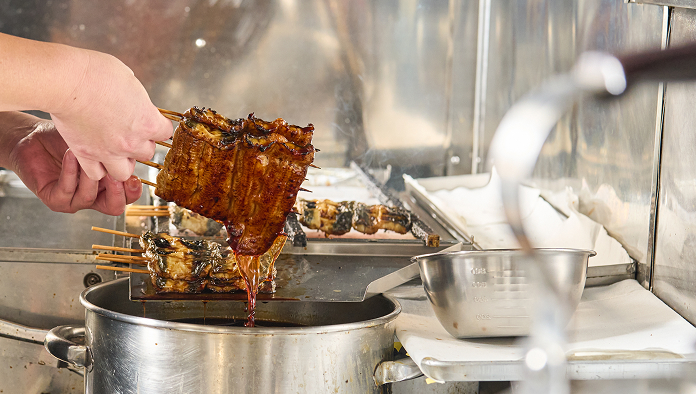 ​​​​​​​タレをつけて焼く