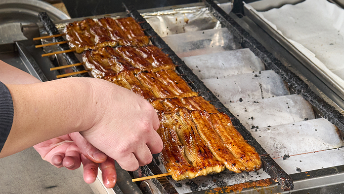 ​​​​​​​タレをつけて焼く
