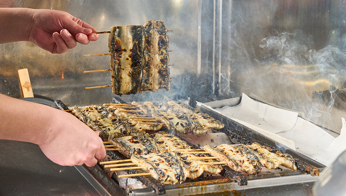 うなぎを焼く